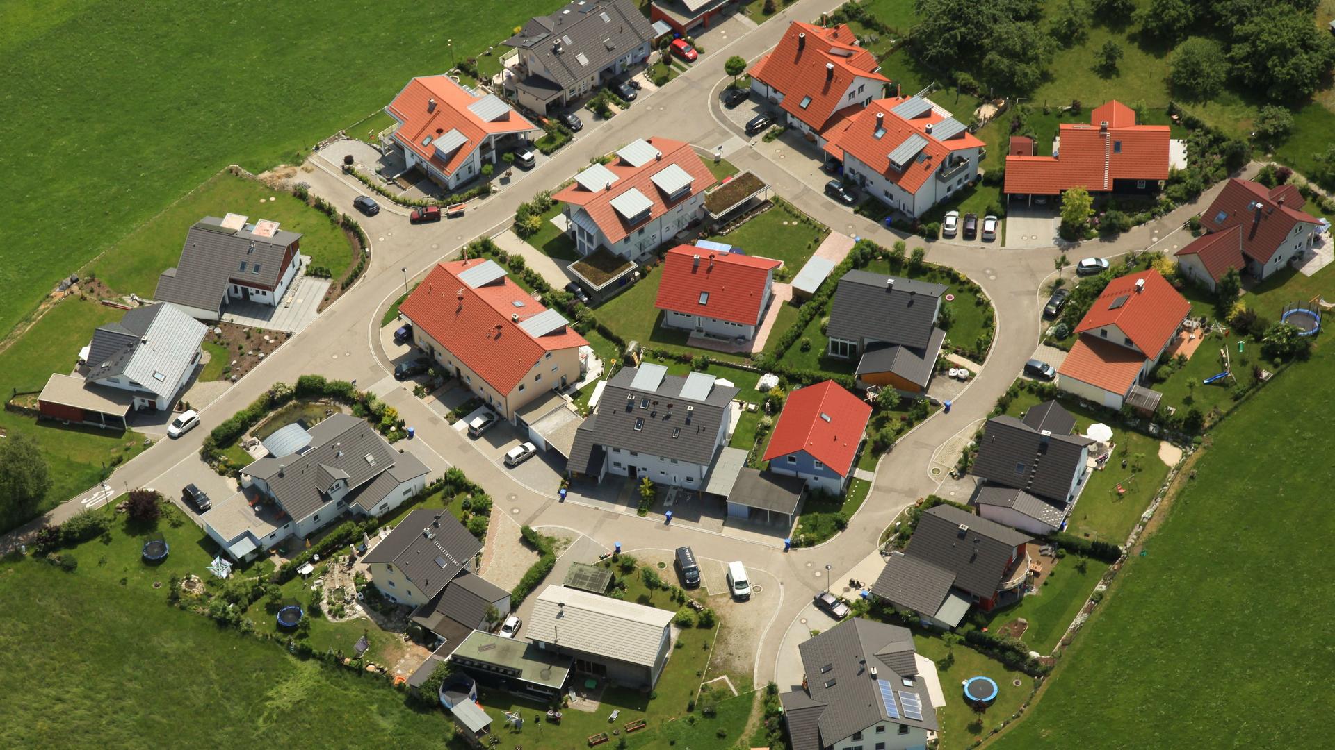 Luftaufnahme einer kleinen Wohnsiedlung im ländlichen Raum.