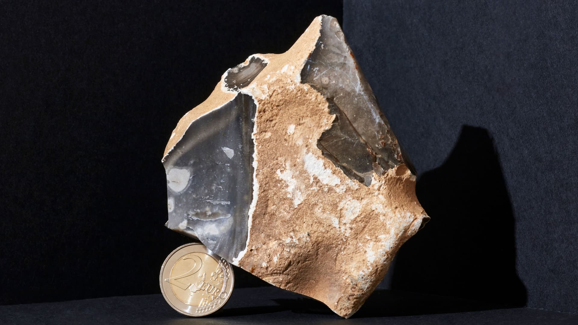 Zwei Euro Münze unter einen Stein, Studioaufnahme