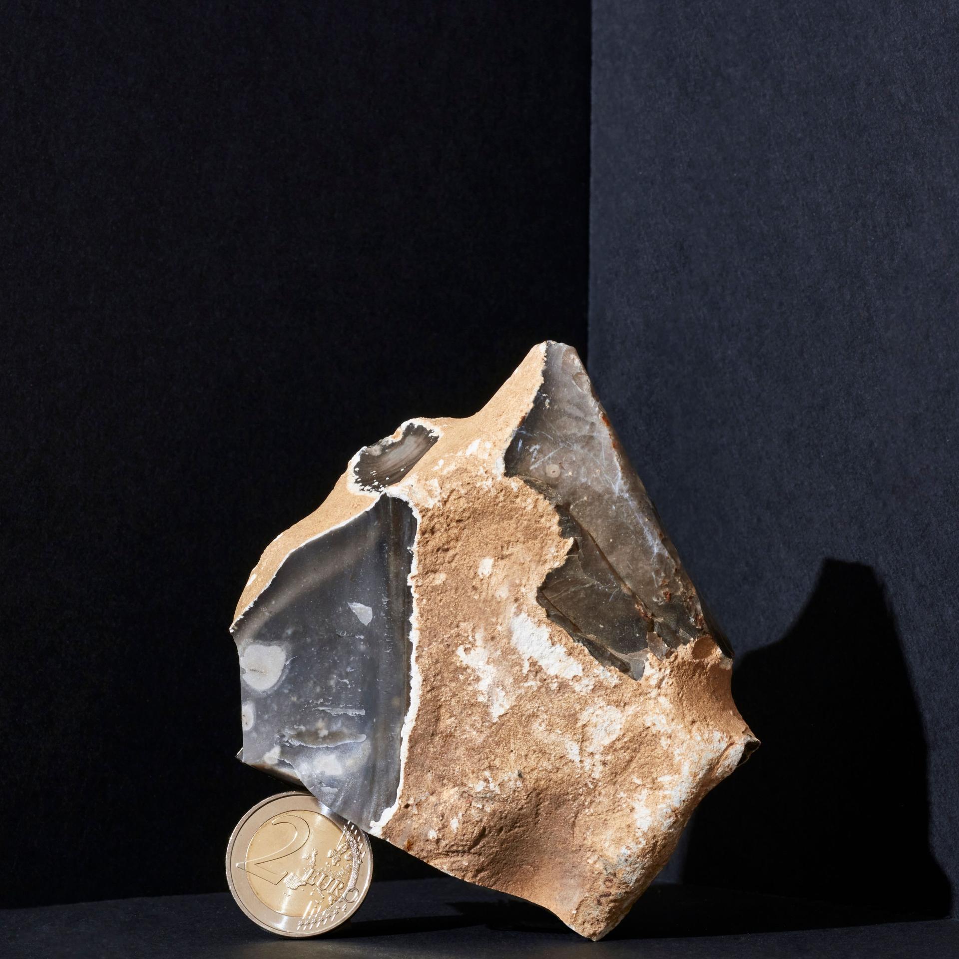 Zwei Euro Münze unter einen Stein, Studioaufnahme