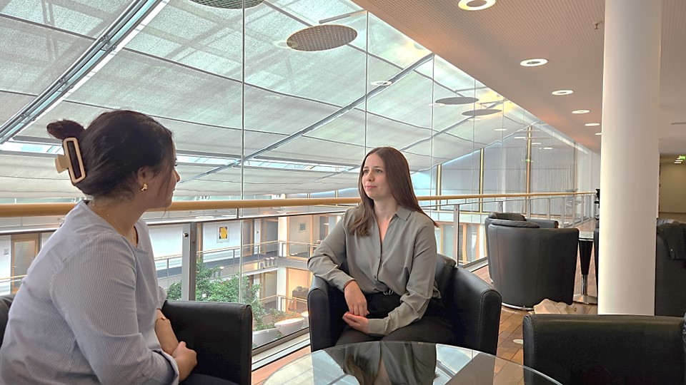  Zwei Mitarbeiter auf Stühlen