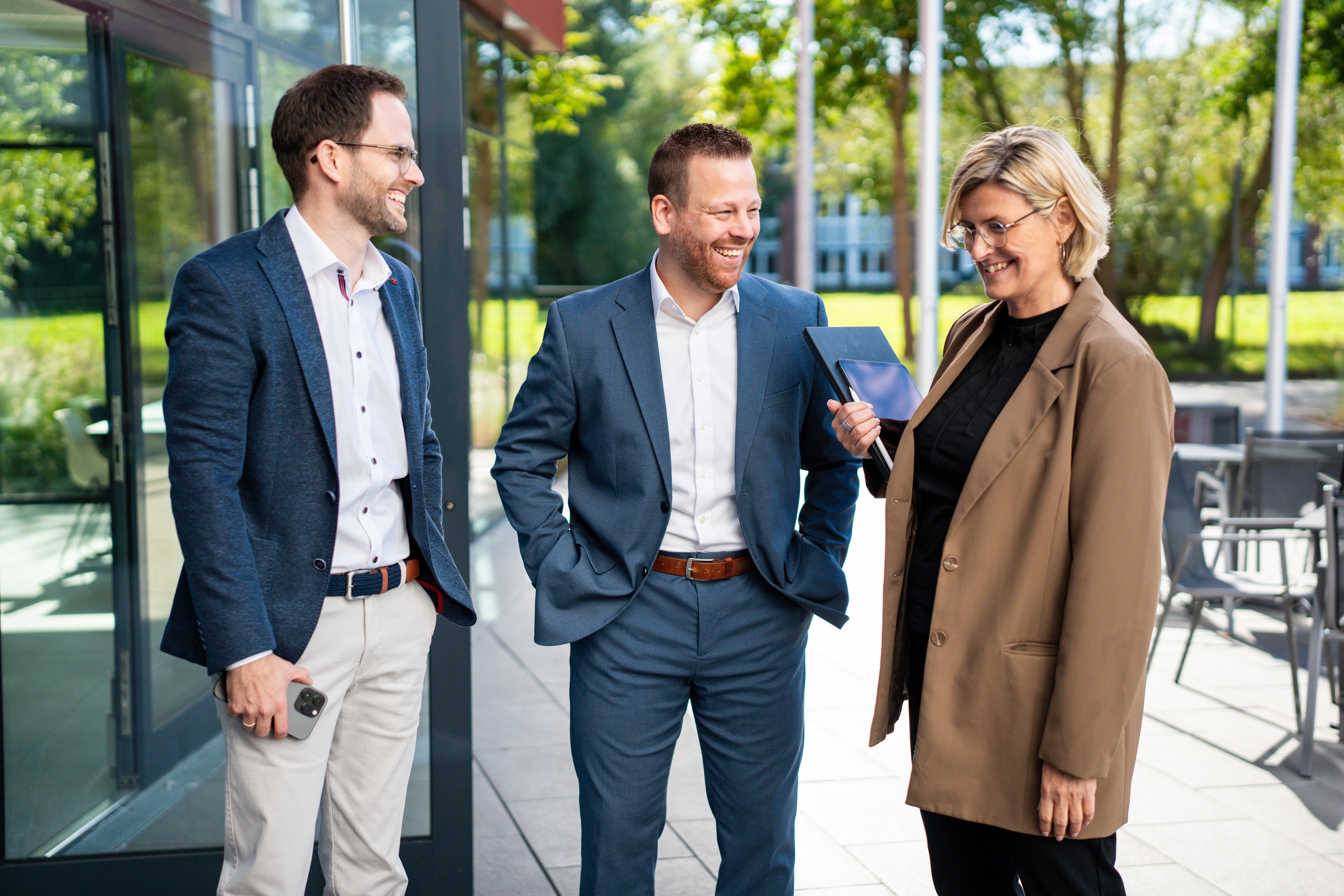 3 Angestellte unterhalten sich