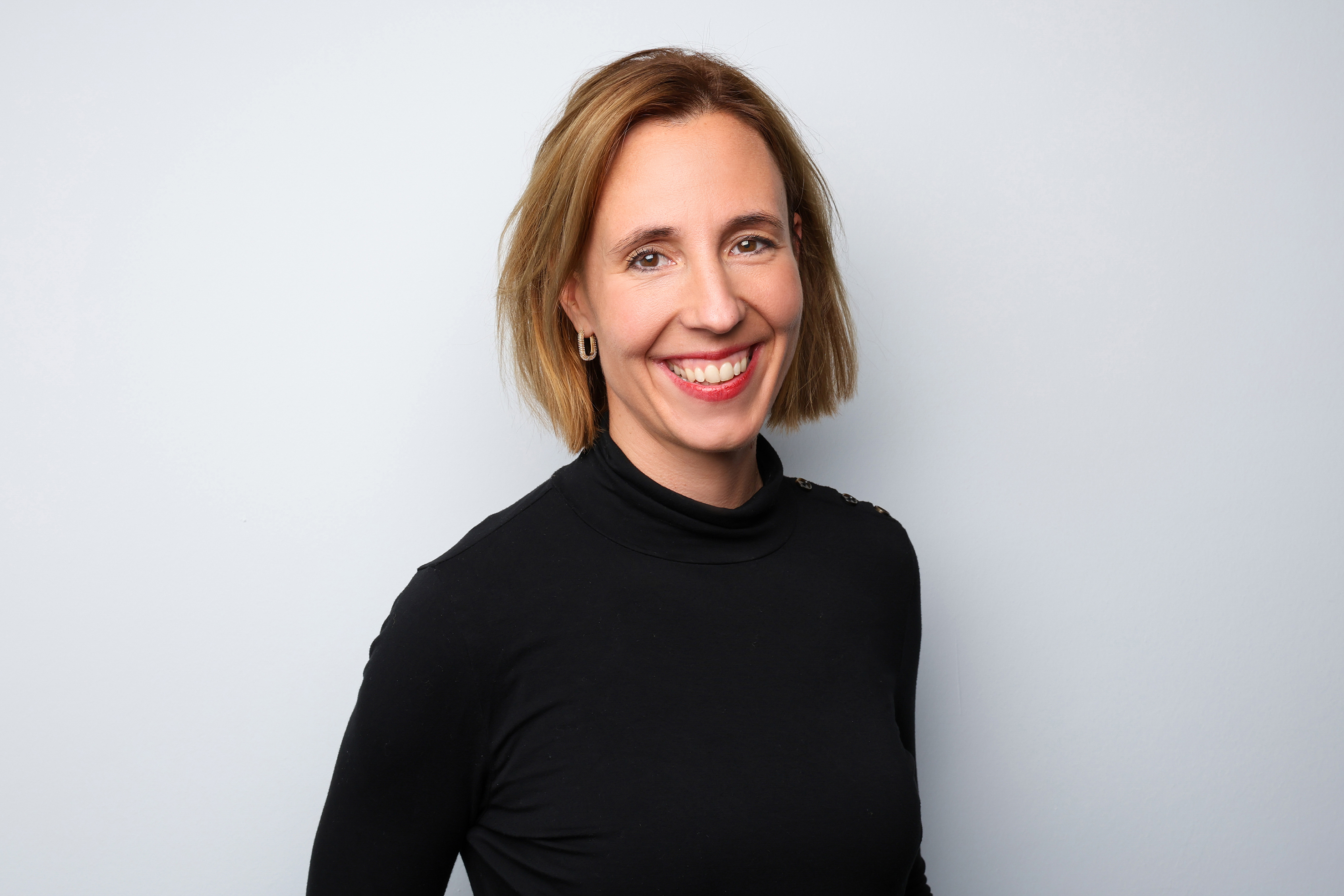 Frau im Portrait lacht in die Kamera