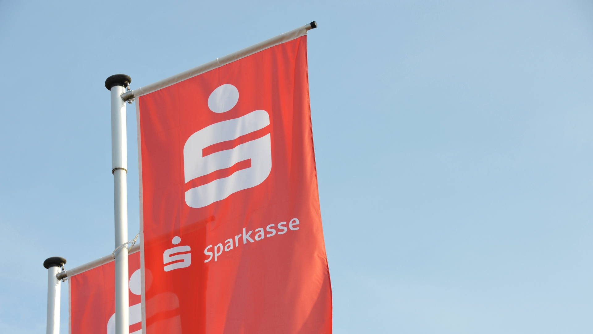 rote Fahne mit dem Sparkassenzeichen