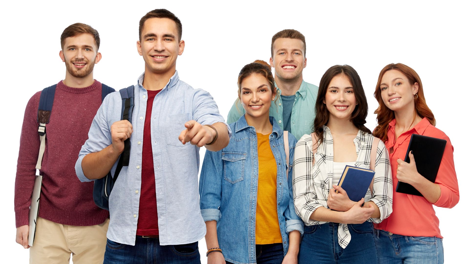 Dual-Studierende schauen in die Kamera