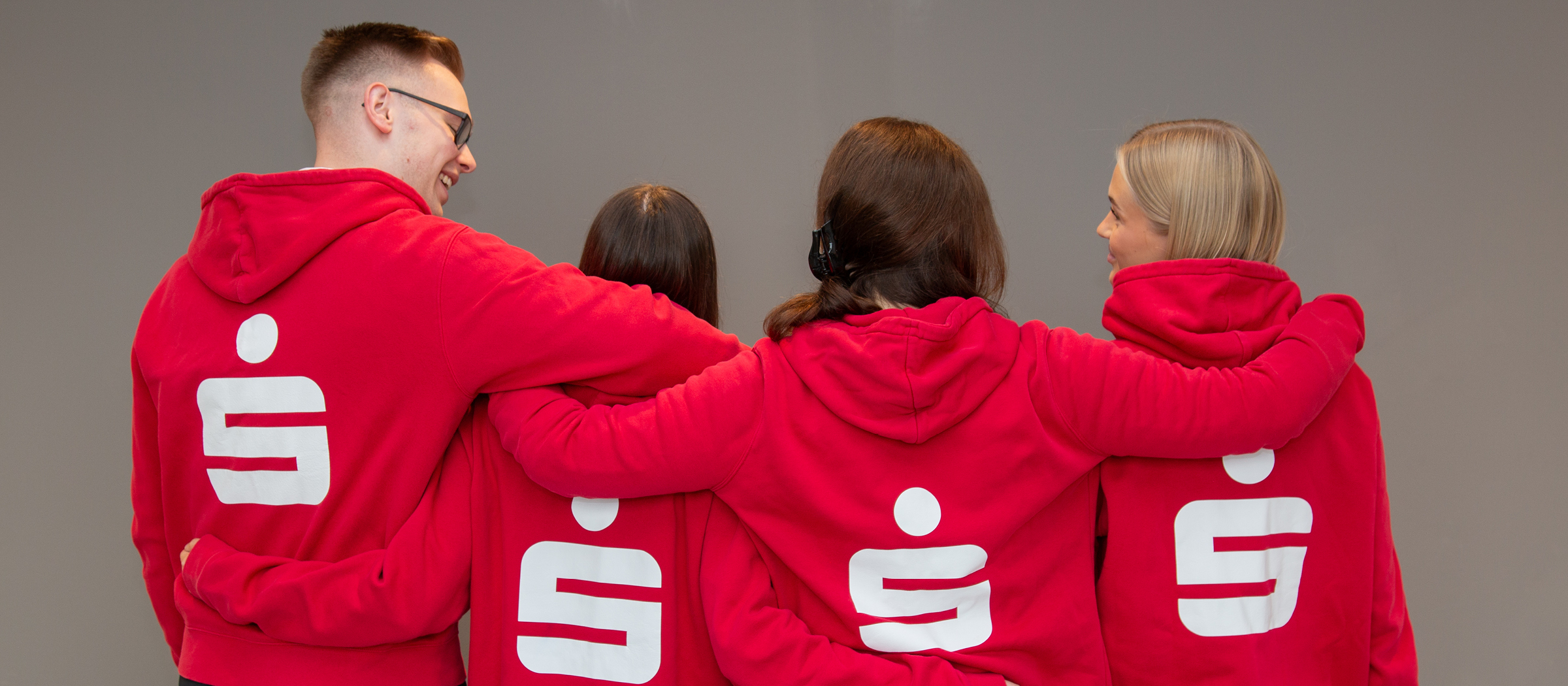 Menschem mit roten Pullovern 