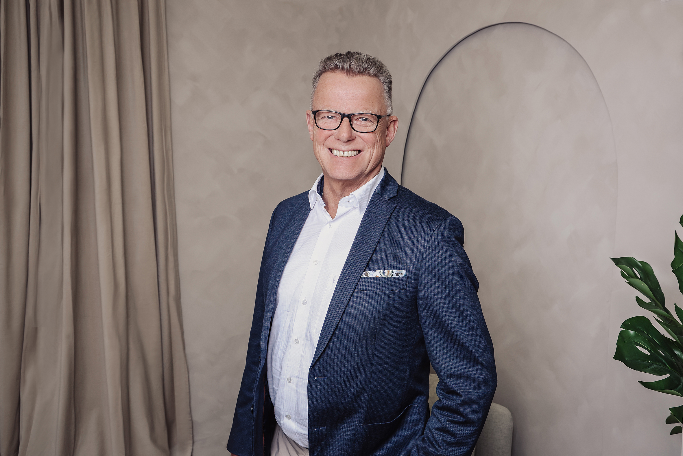 Mann im Portrait lächelt in die Kamera
