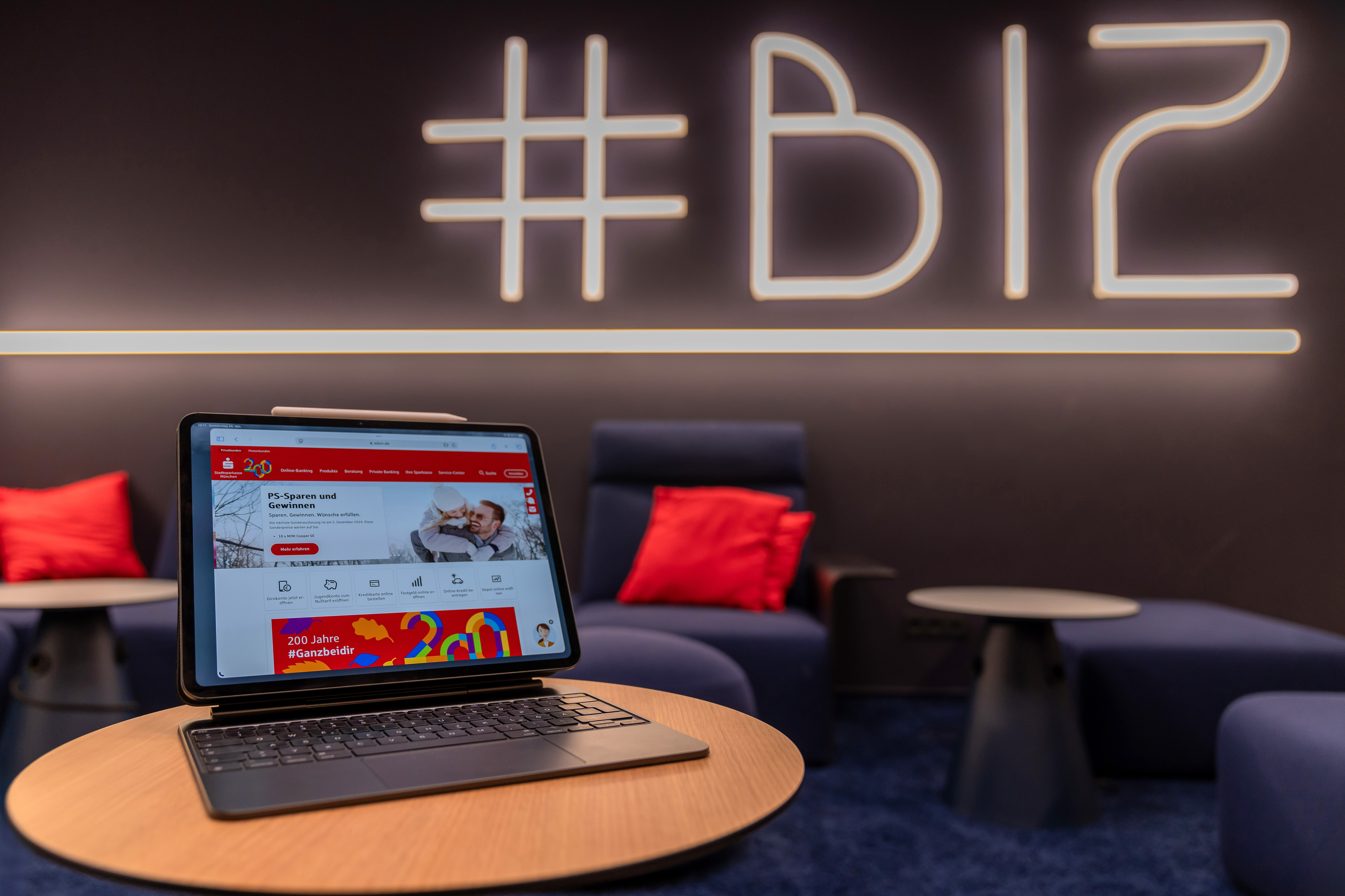 Lounge des Bildungszentrums mit iPad im Vordergrund