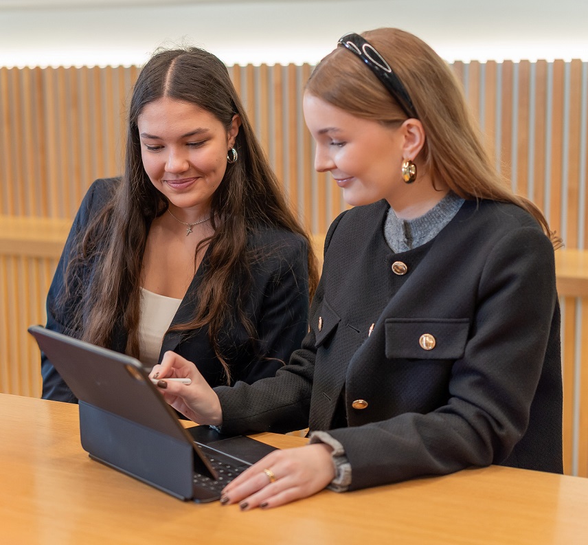 Team arbeitet am Hochtisch am iPad