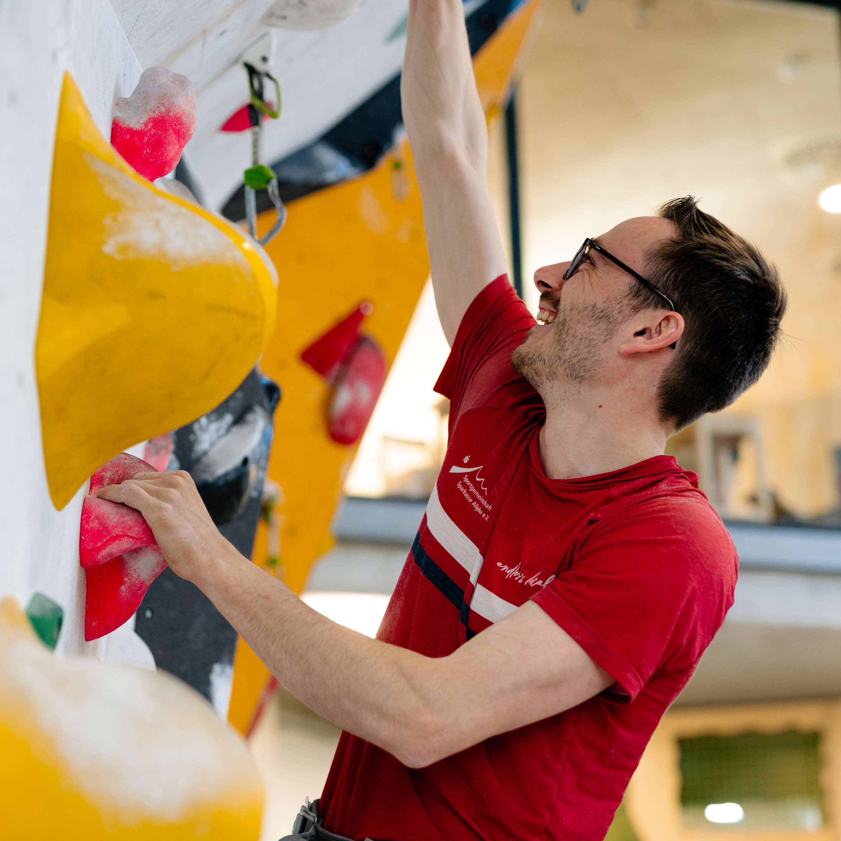 Mitarbeiter der Sparkasse Allgäu an einer Kletterwand