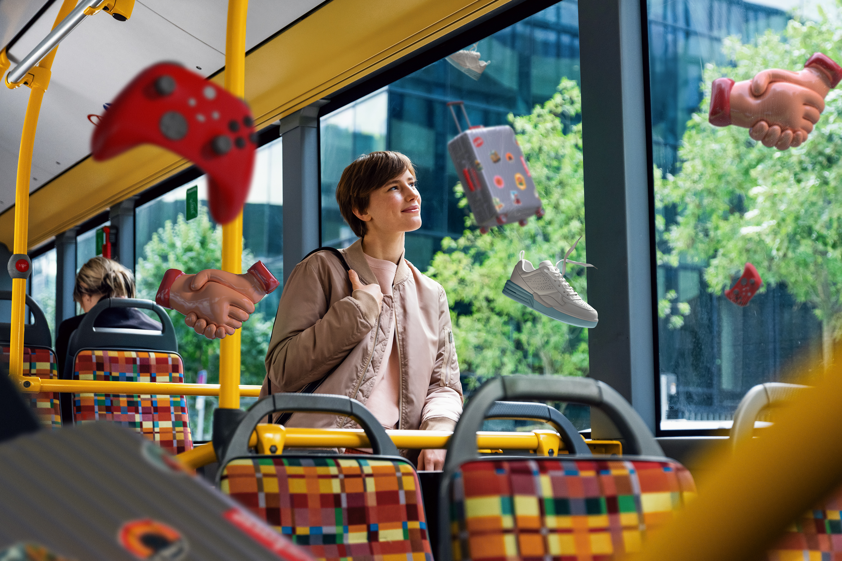 Frau in der Straßenbahn und die Lebenswelten fliegen durch die Luft.