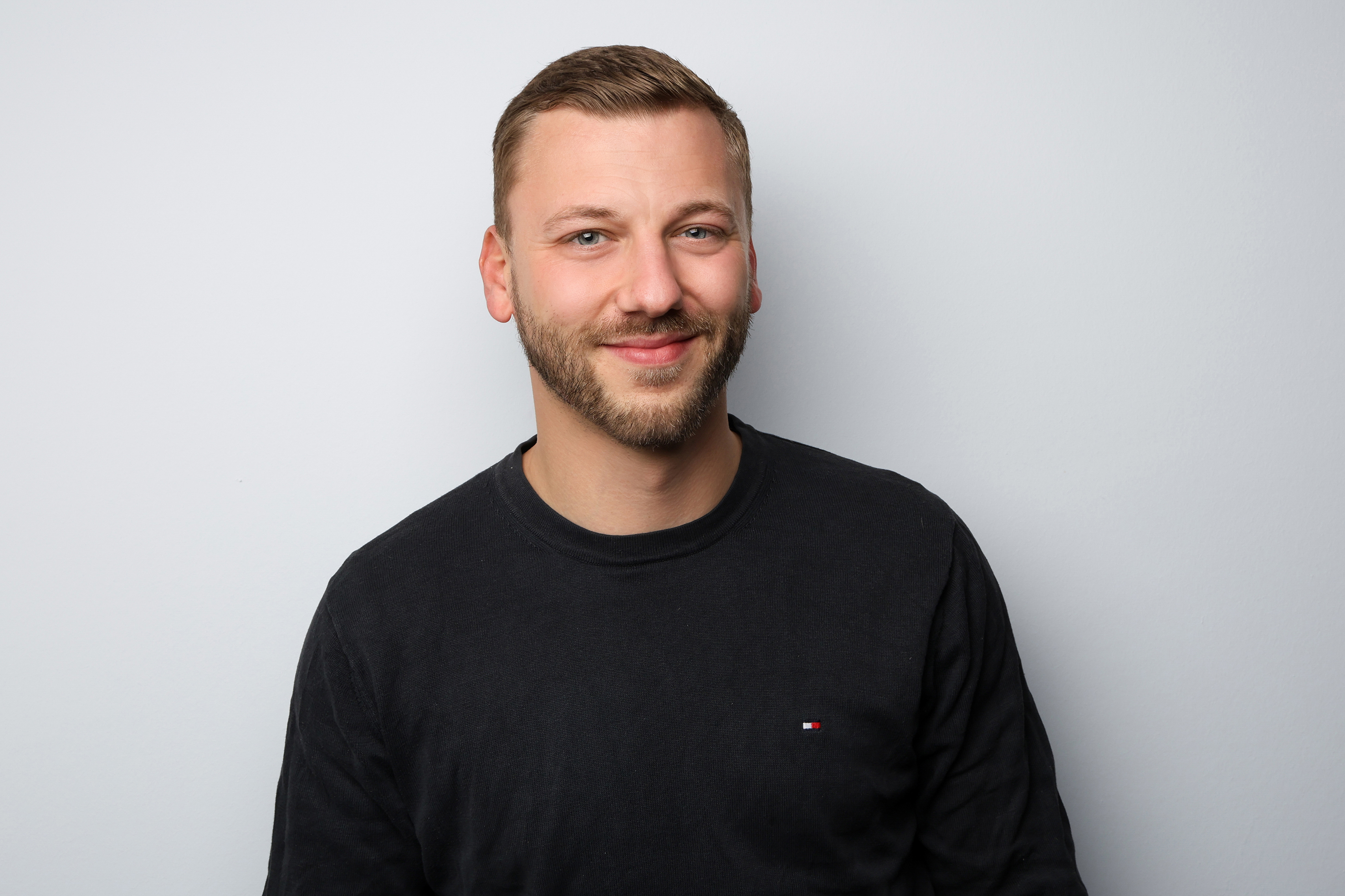 Mann im Portrait lacht in die Kamera