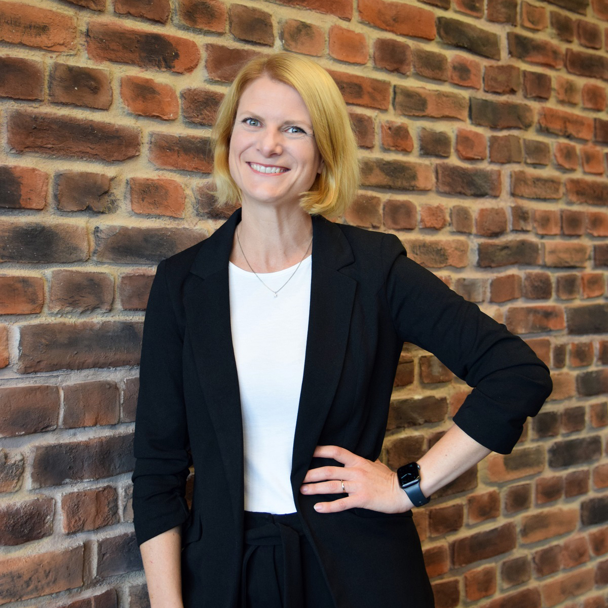 Meike Glockzin steht vor einer Steinwand