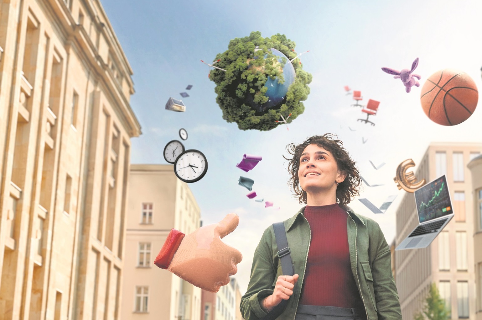 Frau geht durch die Straße