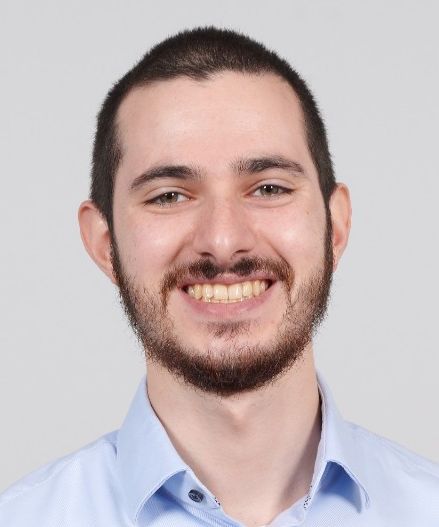 Junger Mann lächelt in die Kamera