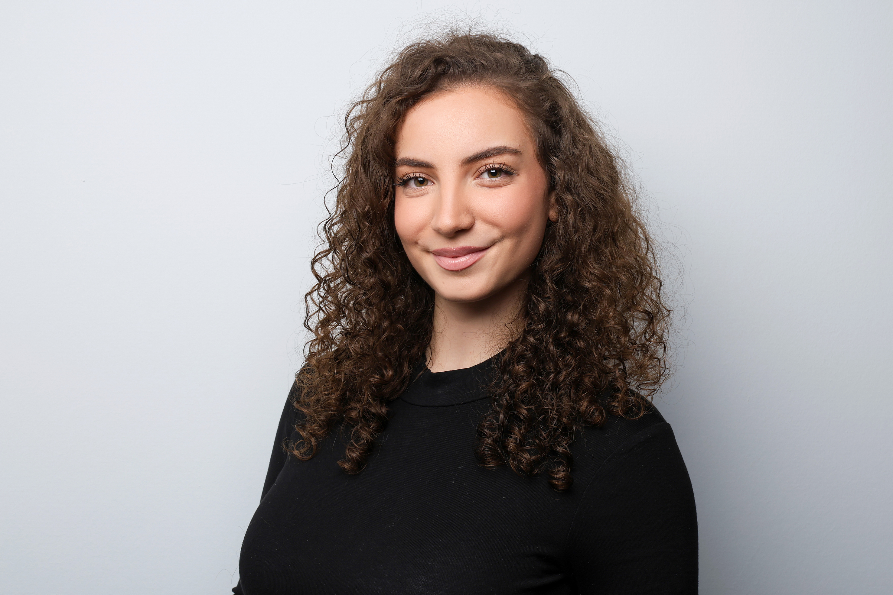 Frau im Portrait lächelt in die Kamera