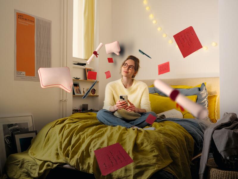 Junge Frau träumt von einer Ausbildung.