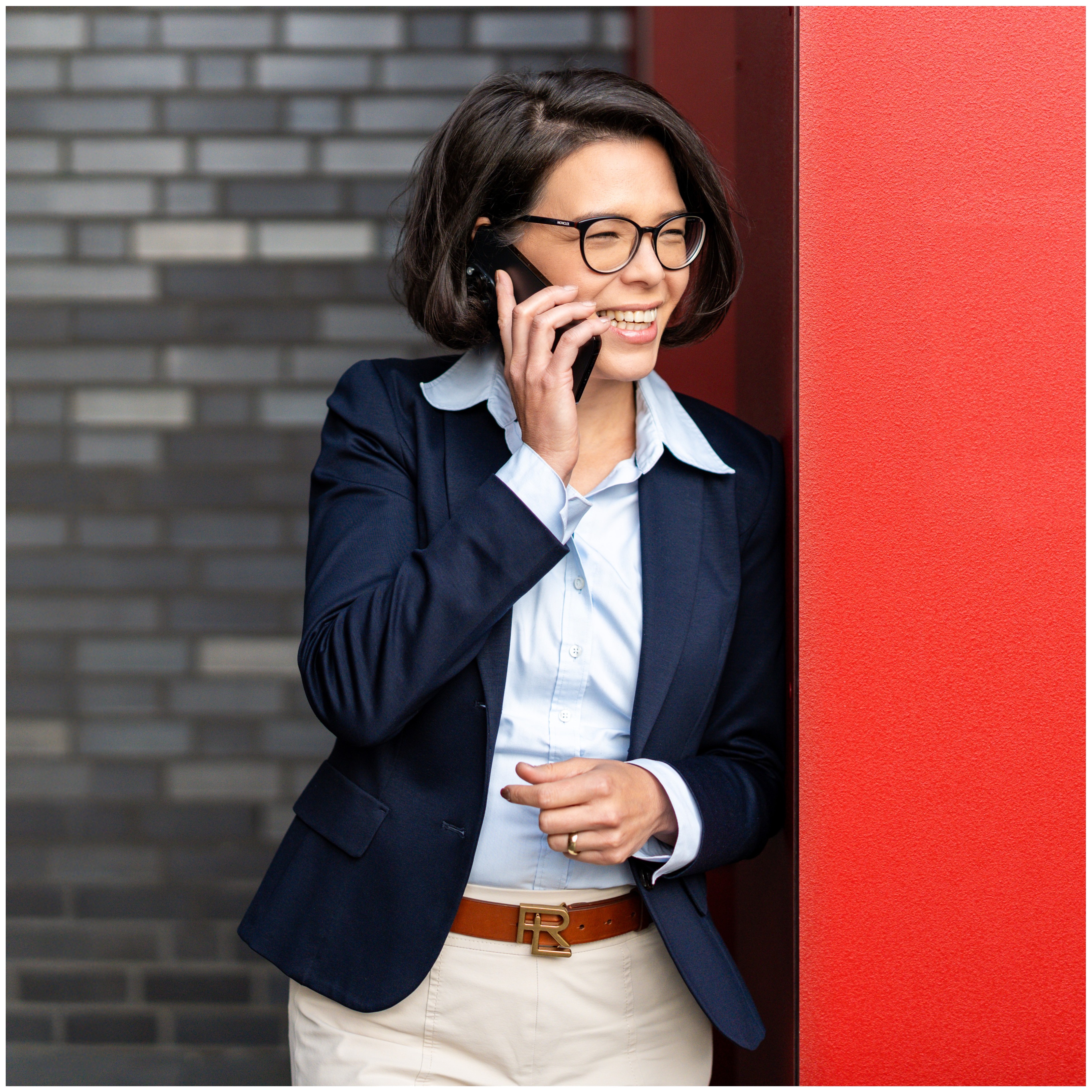Frau mit telefon