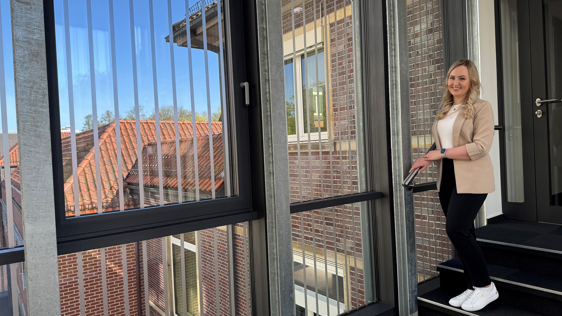 Eine junge Kollegin lächelt in die Kamera