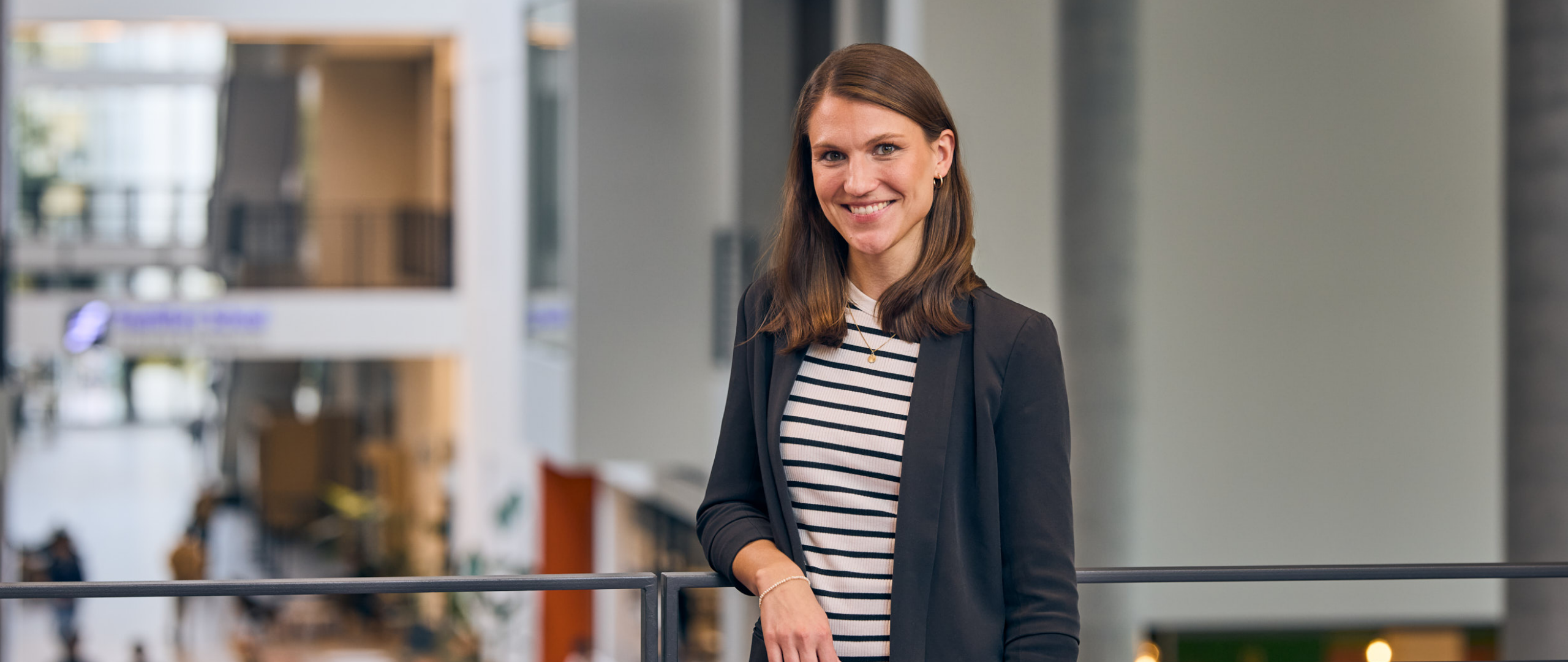 Werkstudentin steht in der Universität