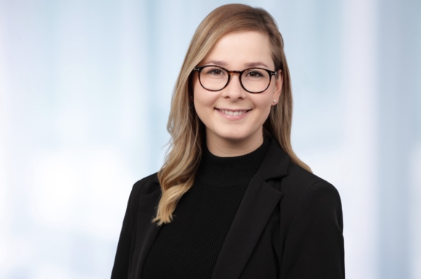 Junge Frau lächelt in die Kamera