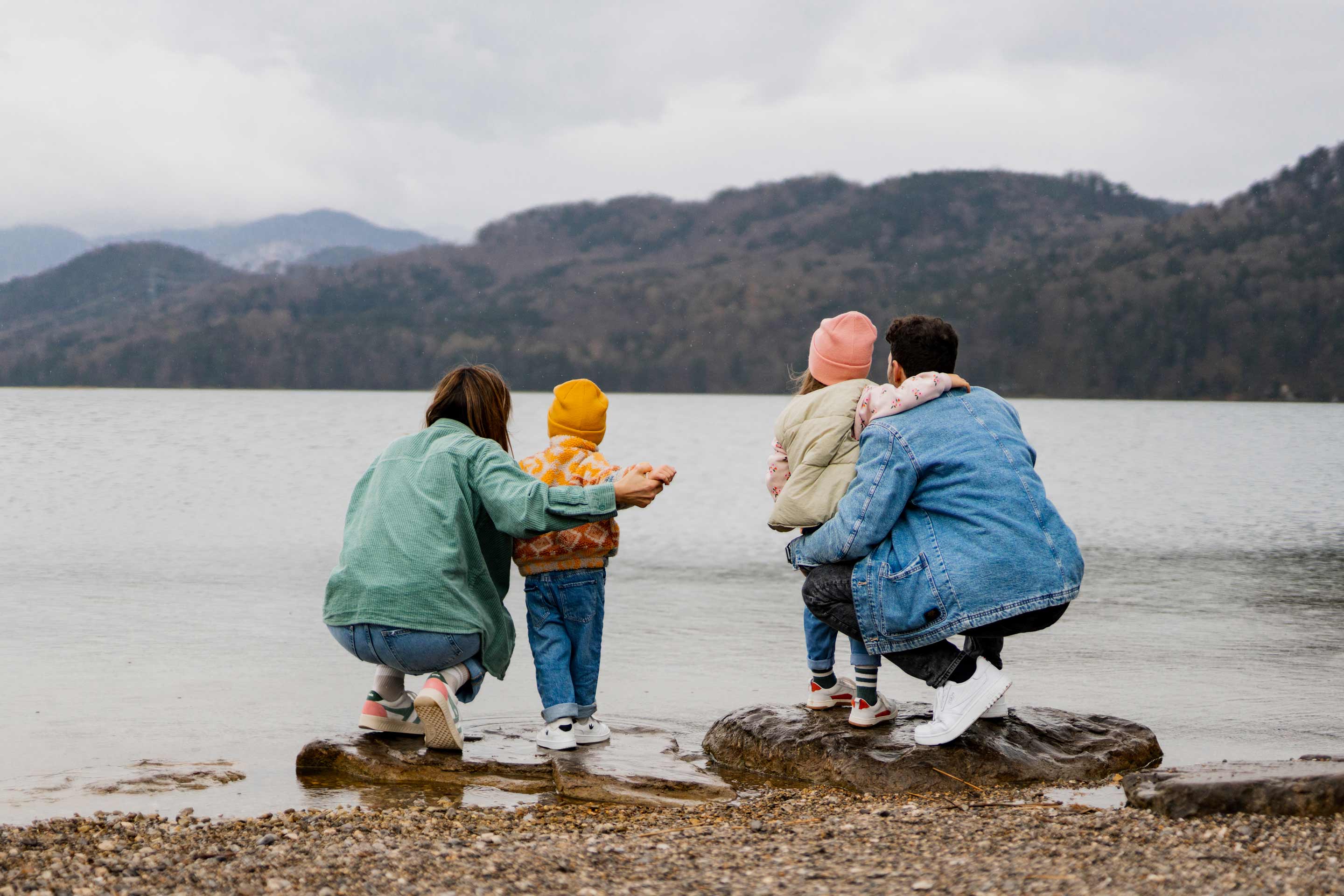Familie an einem See im Allgäu
