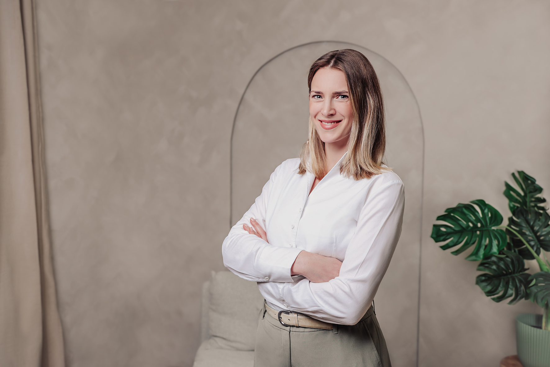 Frau im Portrait lächelt in die Kamera