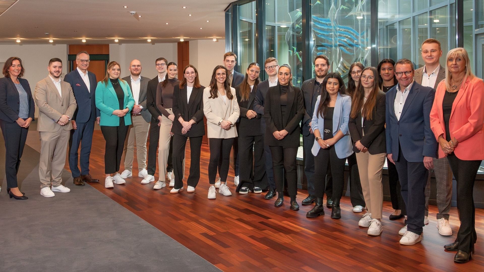 Gruppenfoto unserer Auszubildenden und Personalmitarbeitenden
