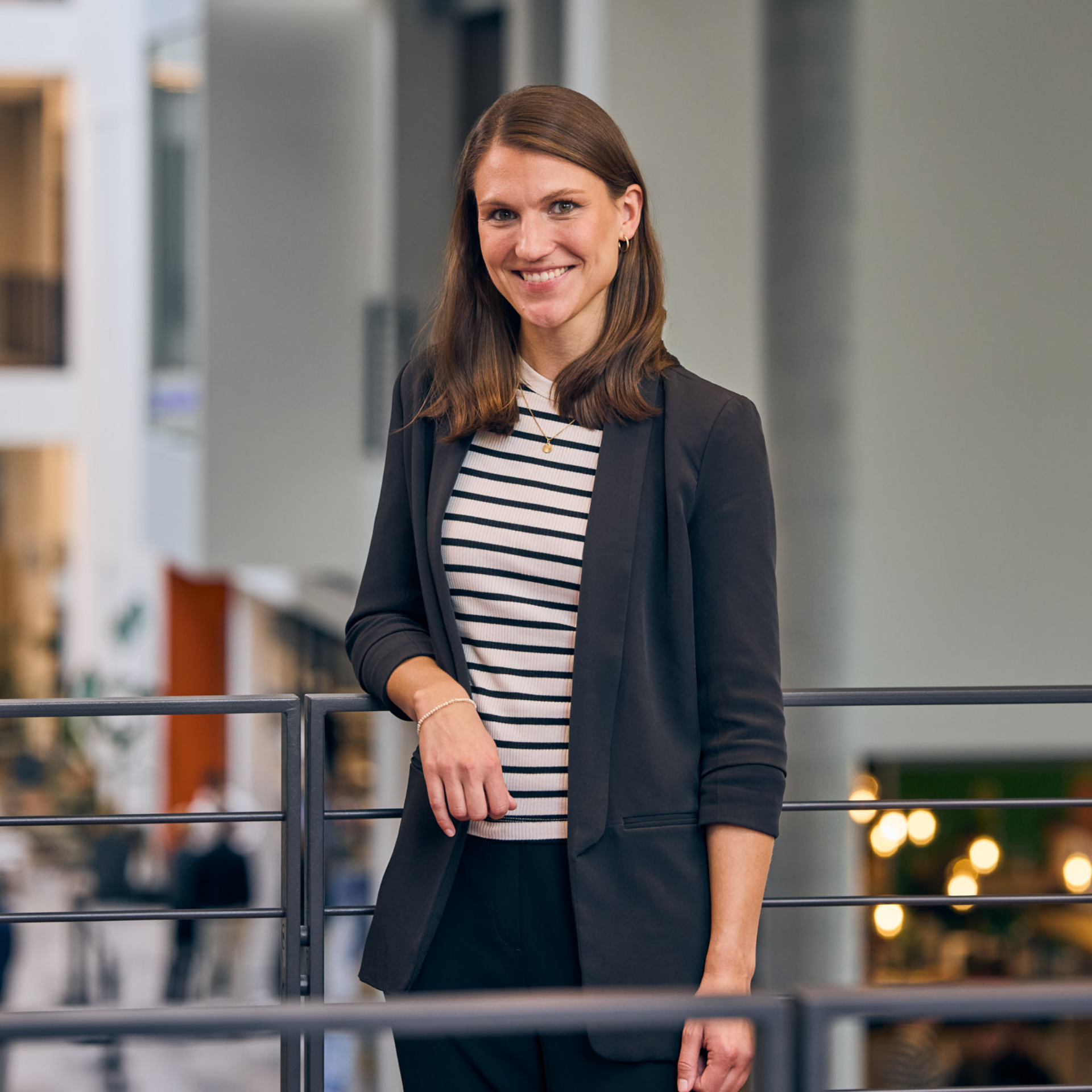 Werkstudentin steht in der Universität