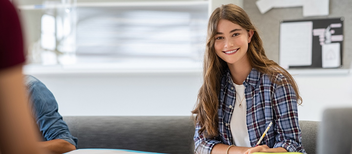 Mädchen im Teenager  Alter lächelt in die Kamera