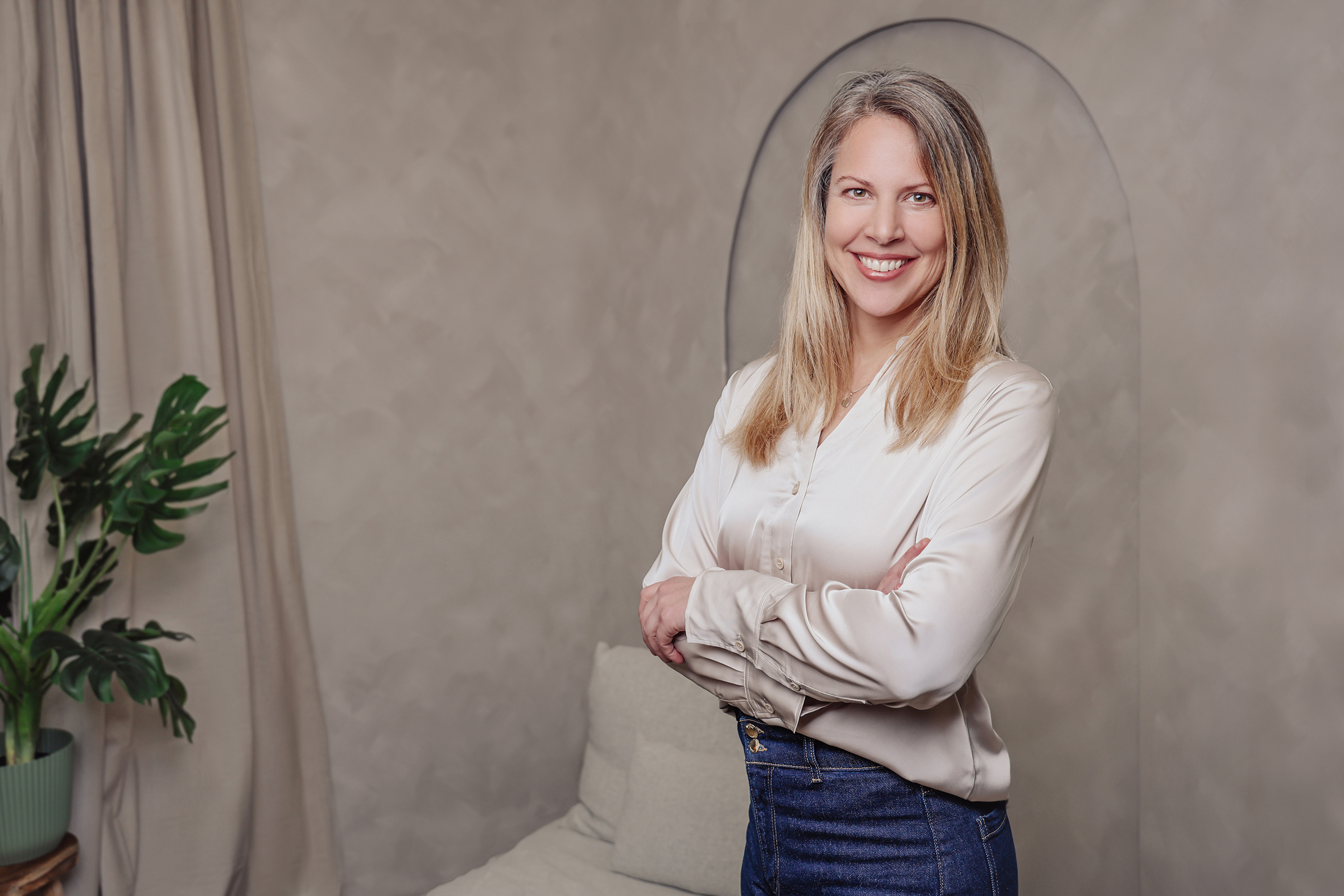 Frau im Portrait lächelt in die Kamera
