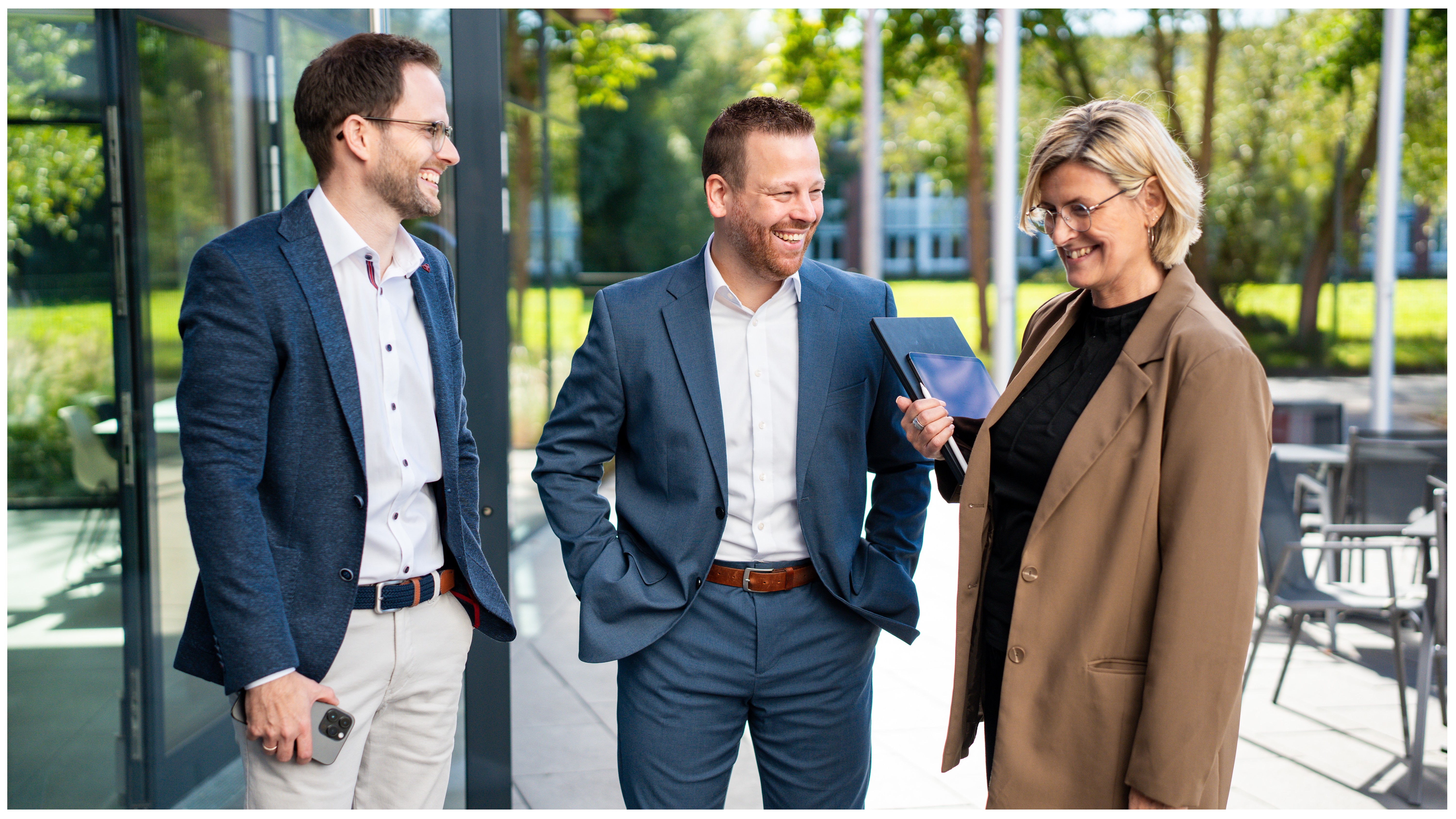 3 Kollegen der Kreissparkasse Stade unterhalten sich