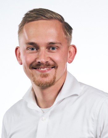 Junger Mann lächelt in die Kamera