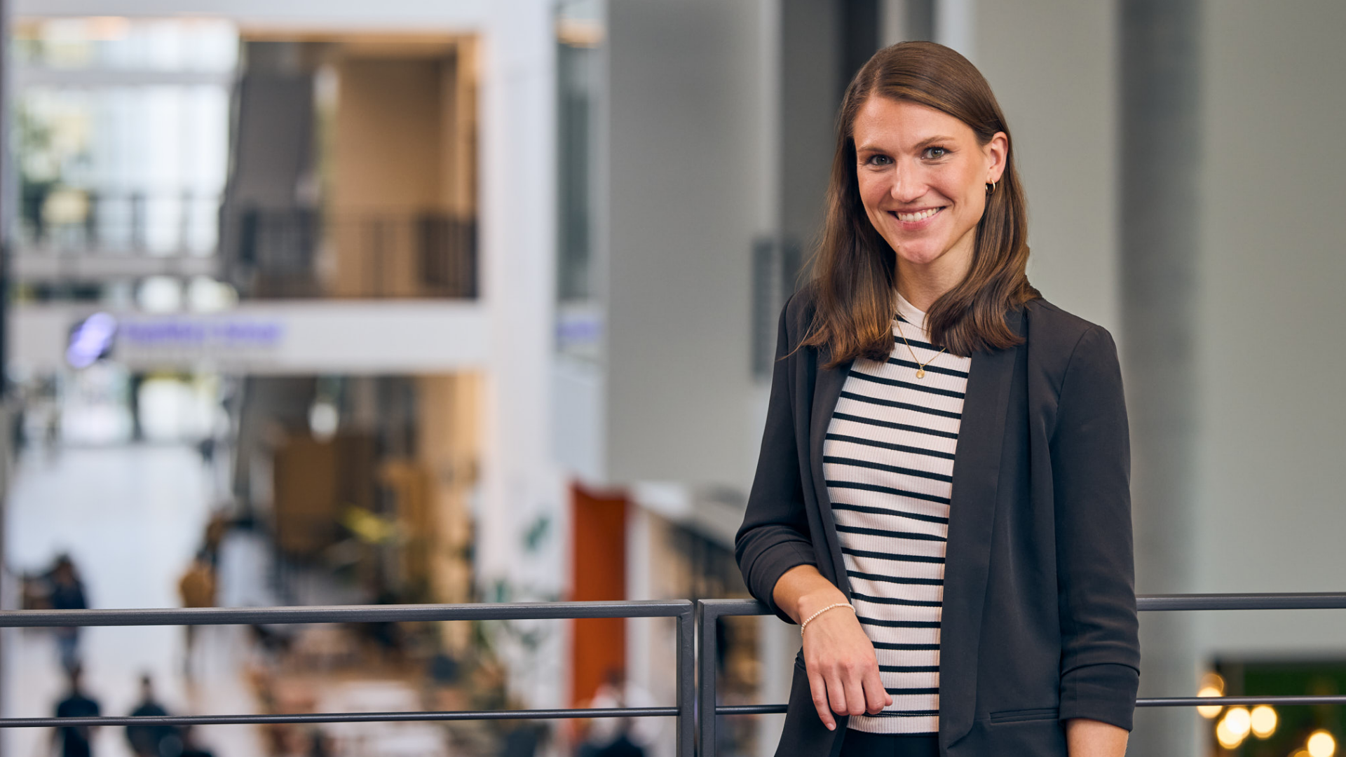 Werkstudentin steht in der Universität