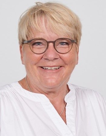 Sympathische ältere Dame lächelt in die Kamera