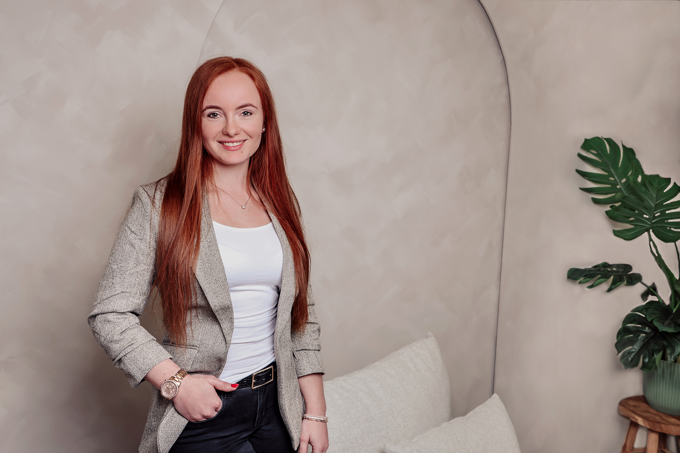 Frau steht vor einer Wand