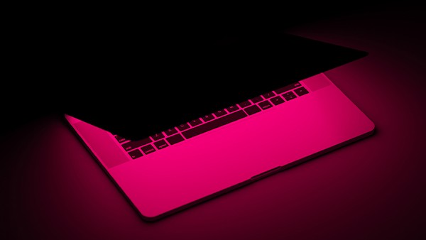 Hausratversicherung Halb aufgeklappter Laptop