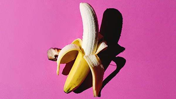 Banane auf pinkem Hintergrund