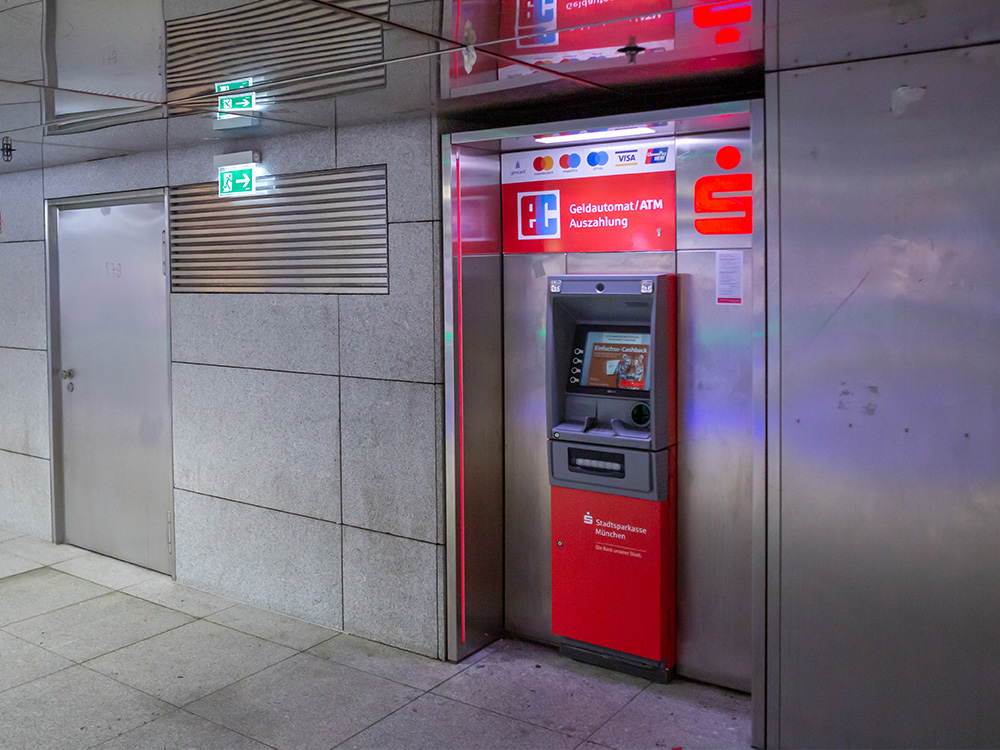 Ongeschikt accessoires eiland Geldautomat Münchner Freiheit, U-Bahn Zwischengeschoß Stadtsparkasse München