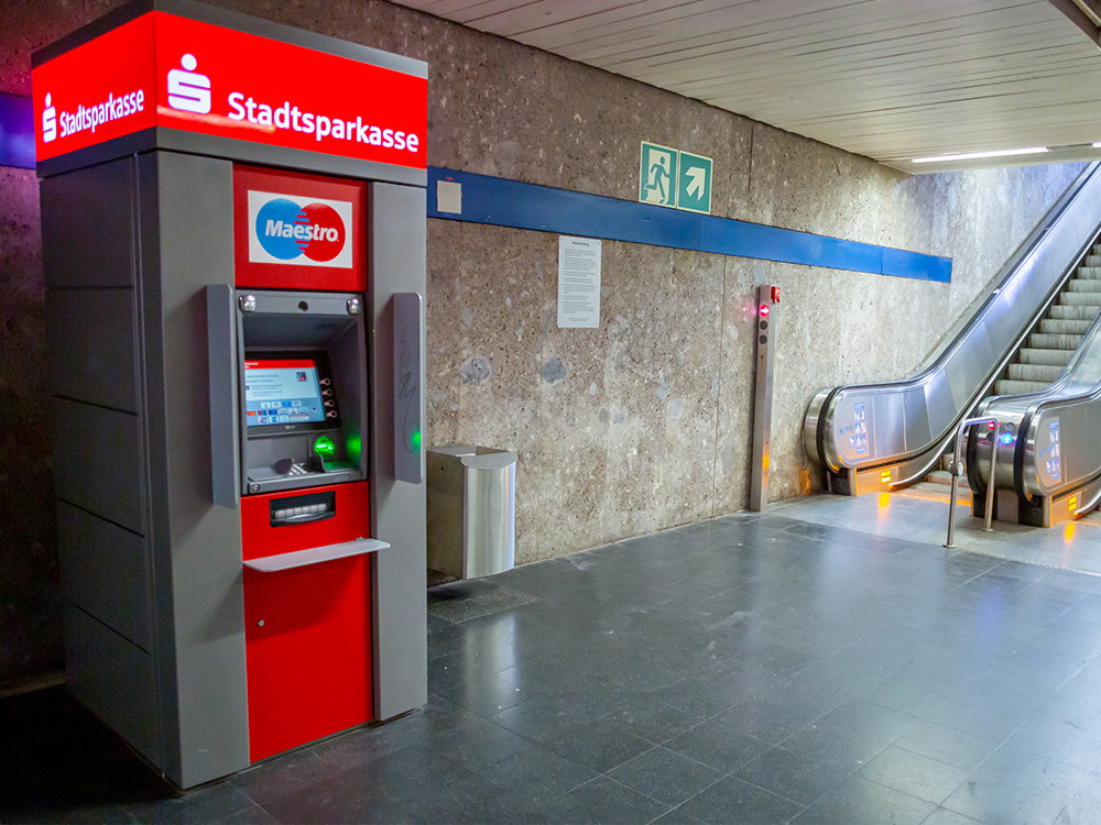 Foto des Geldautomaten Geldautomat Universität, U-Bahn Zwischengeschoss