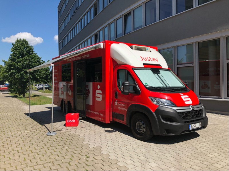 Foto der Filiale mobile Sparkasse vor der Filiale Altglienicke