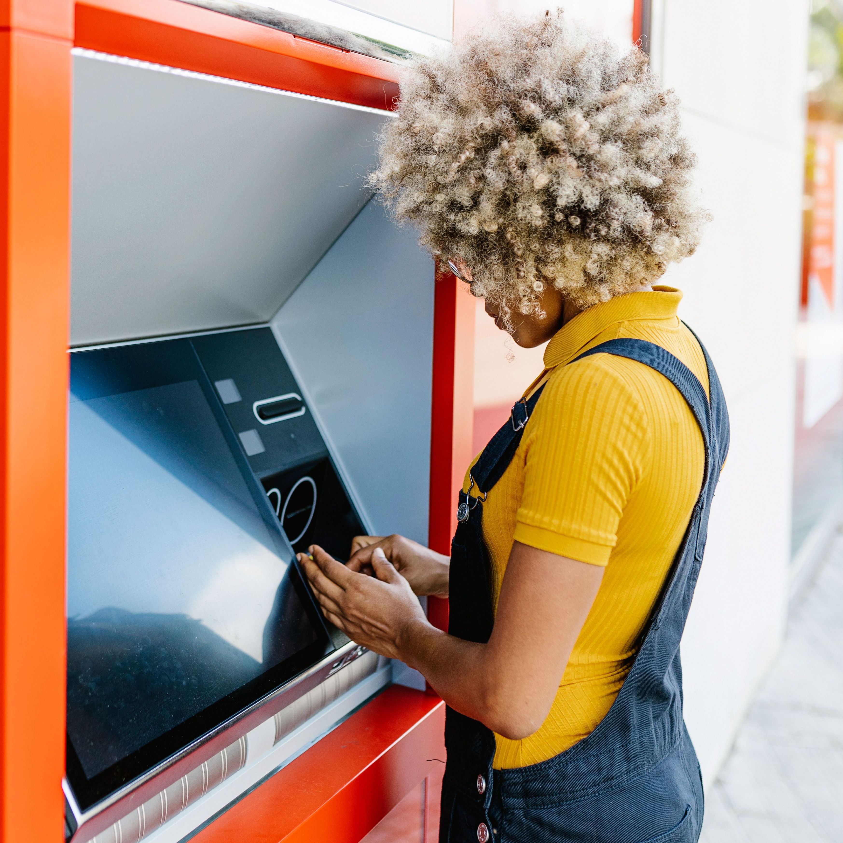Bargeld einzahlen am Schalter & Automaten